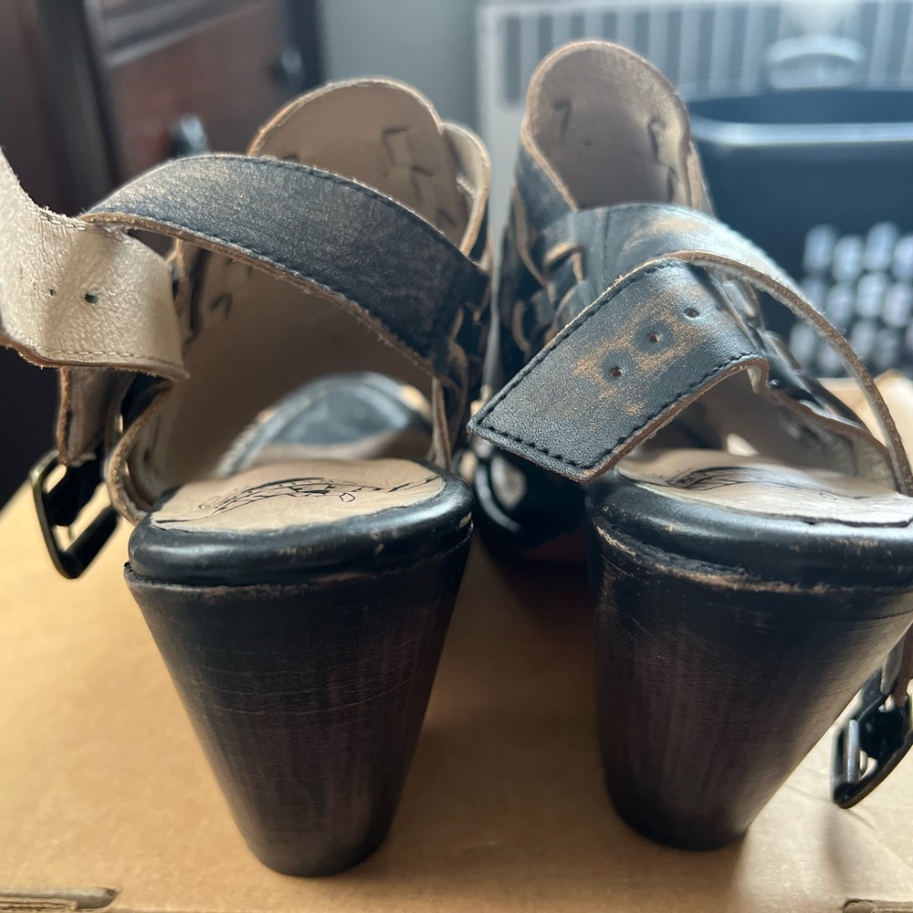 Free bird “peep toe” mule